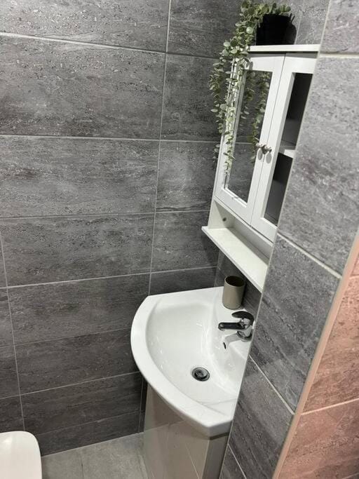2-Bedroom Flat w/ En-Suites, Perfect for Groups Apartment in Liverpool