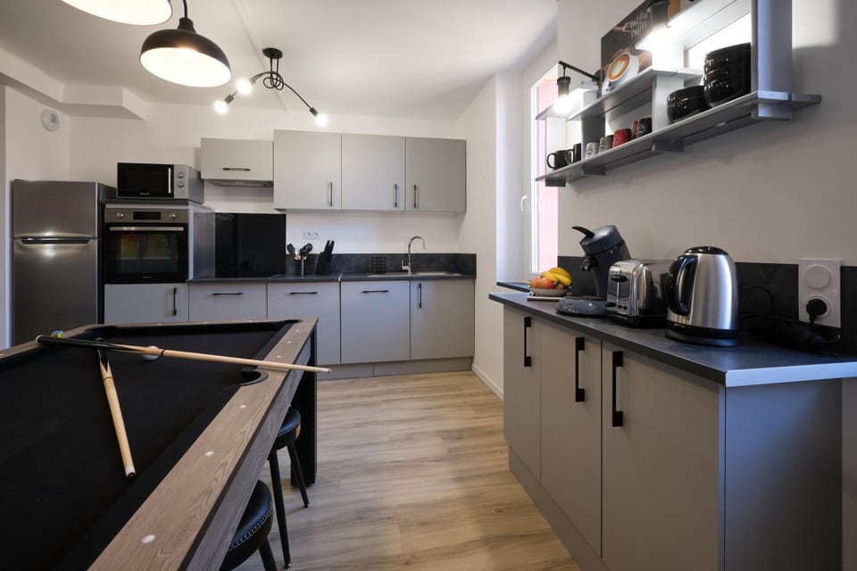 Billiard, Coffee/tea facilities, Kitchen or kitchenette, dishwasher, minibar, pet friendly, stove, toaster