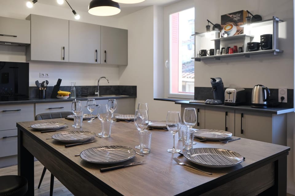 Coffee/tea facilities, Kitchen or kitchenette, Dining area, stove, toaster