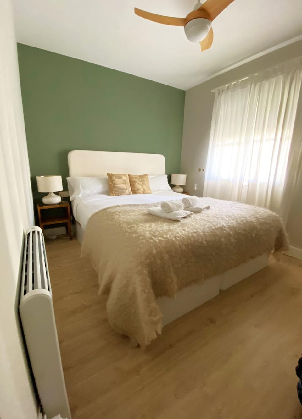 Bed, Photo of the whole room, Bedroom, fireplace