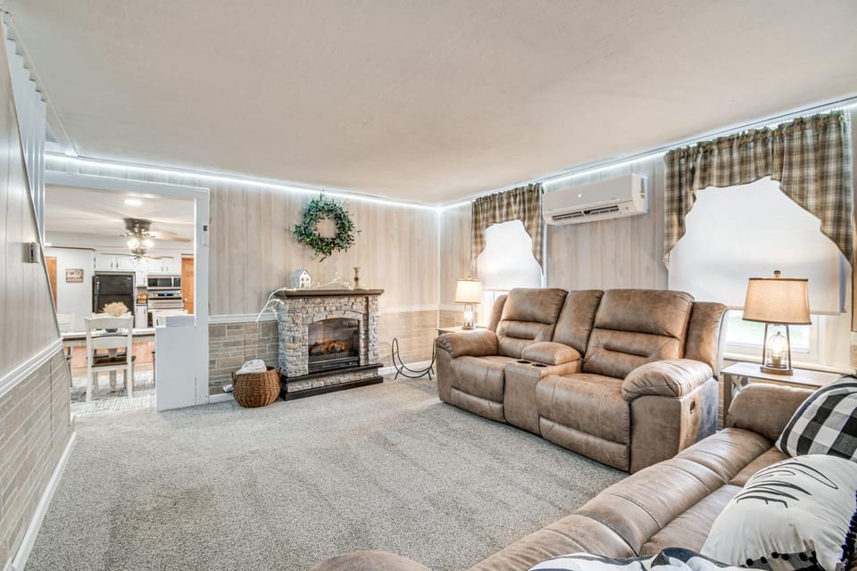Auburn Finger Lakes Farmhouse w/ Open Views! House in Finger Lakes