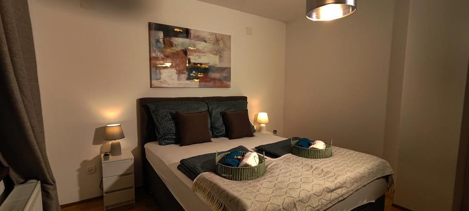 Bed, Bedroom, towels