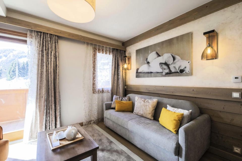 Bed, Living room, Bedroom, fireplace