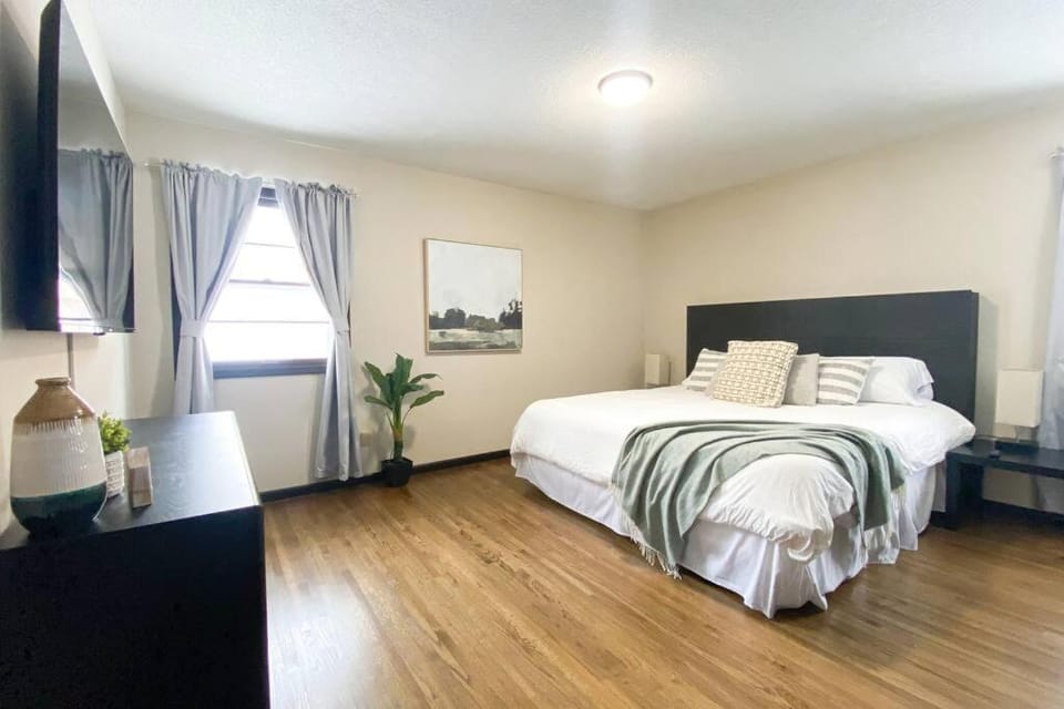King Beds, Sleeps 11, *Entertainment Included!* House in Burnsville