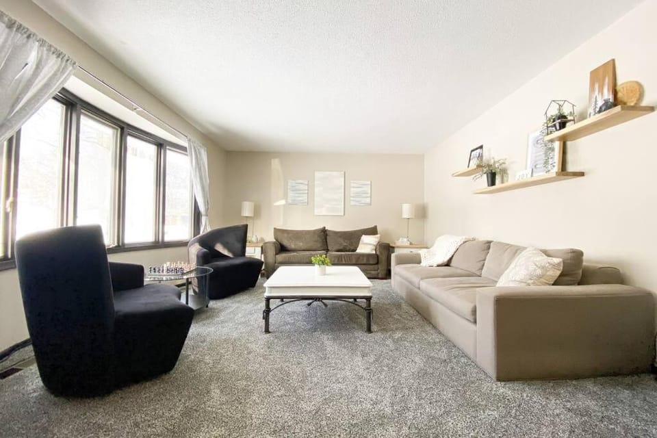 King Beds, Sleeps 11, *Entertainment Included!* House in Burnsville
