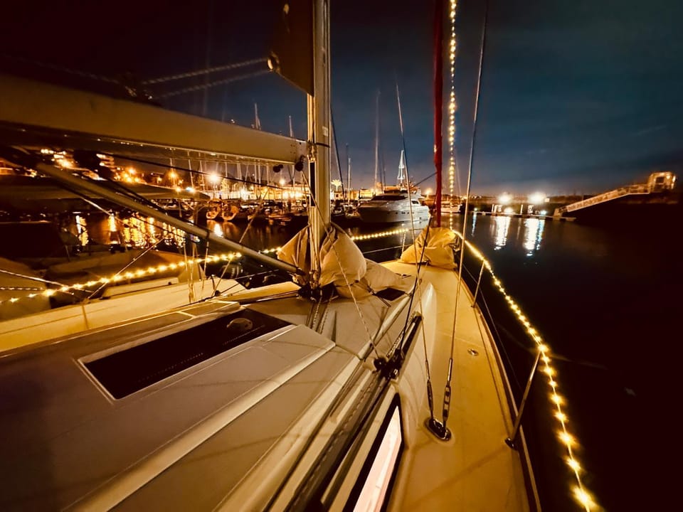 Sleep aboard a modern sailboat in Oeiras Docked boat in Lisbon District