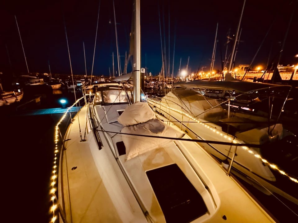 Sleep aboard a modern sailboat in Oeiras Docked boat in Lisbon District