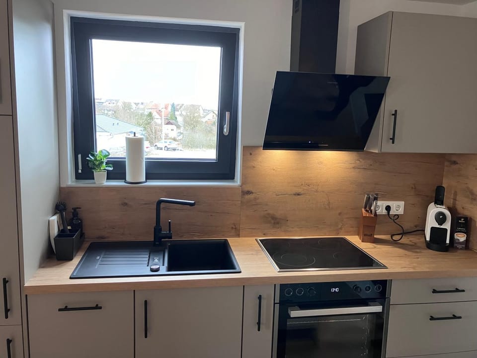 Coffee/tea facilities, Kitchen or kitchenette, stove
