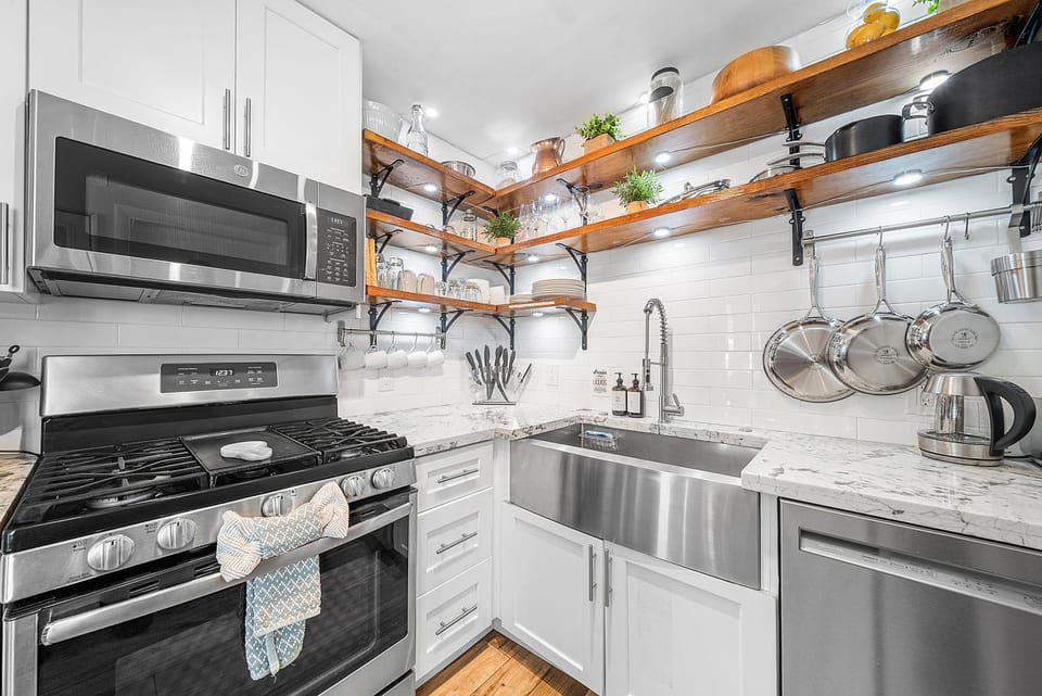 Coastal Harbor, King Bed, Pickleball Gear, Golf set, BBQ- 1 dollar rides to Beach, by Maven Vacation Rentals House in Lake Worth