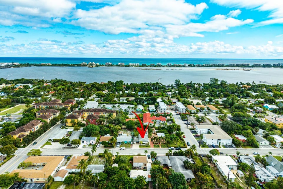 Coastal Harbor, King Bed, Pickleball Gear, Golf set, BBQ- 1 dollar rides to Beach, by Maven Vacation Rentals House in Lake Worth