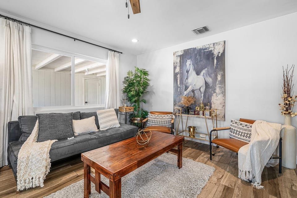 Coastal Harbor, King Bed, Pickleball Gear, Golf set, BBQ- 1 dollar rides to Beach, by Maven Vacation Rentals House in Lake Worth