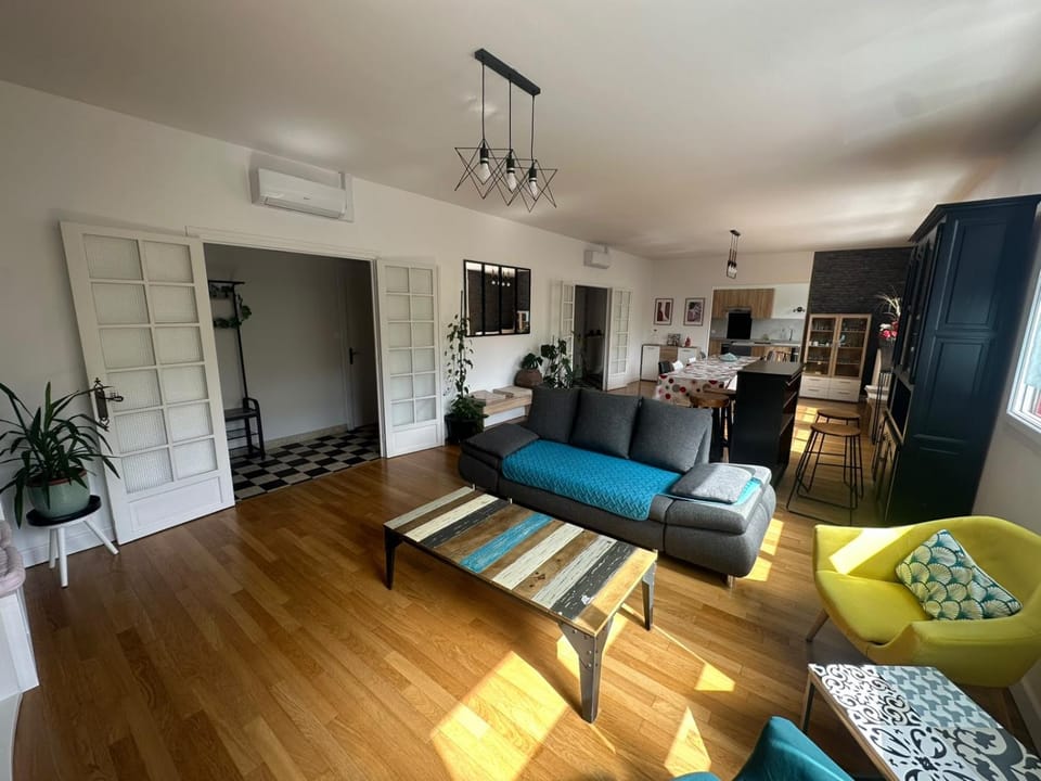 Issoudun appart élégant 150m² Apartment in Centre-Val de Loire