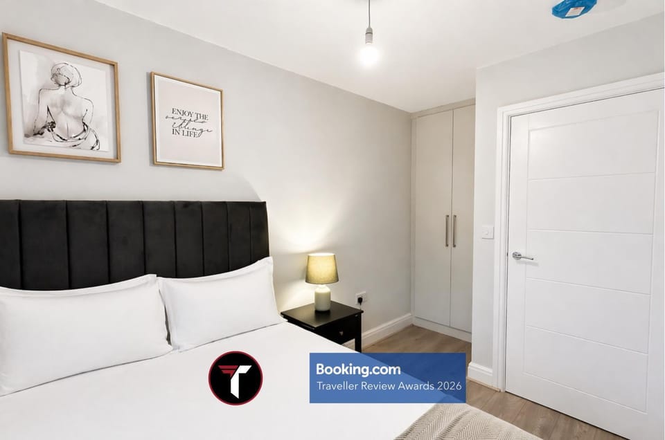 Photo of the whole room, Bedroom, wardrobe