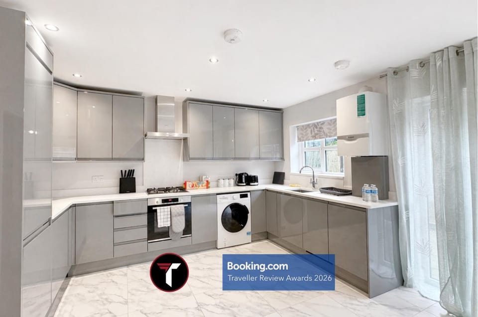 Kitchen or kitchenette, dishwasher, oven, toaster, washing machine