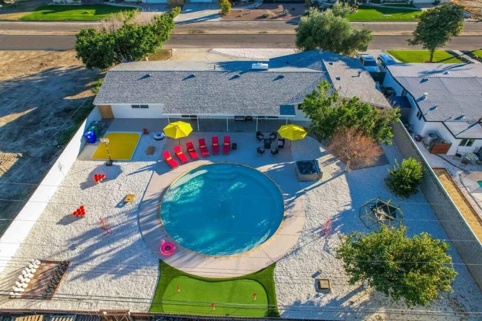 Property building, Patio, Day, Bird's eye view, Evening entertainment, Pool view, Swimming pool, sunbed
