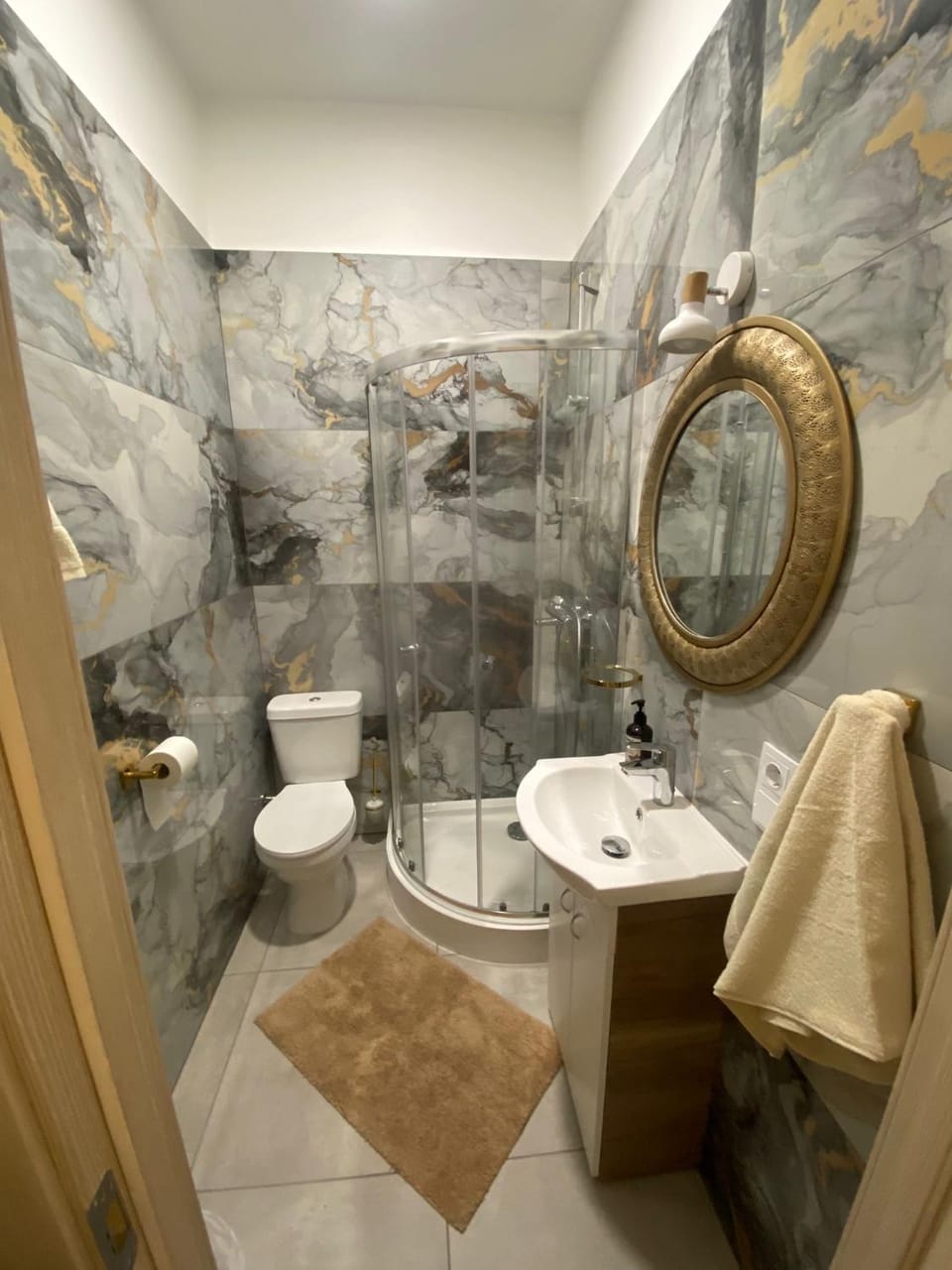 Shower, Toilet, Bathroom, towels
