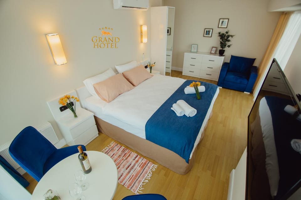 Bed, TV and multimedia, Bedroom, air conditioner