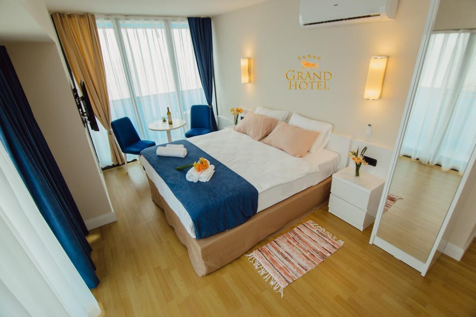 Bed, Bedroom, air conditioner