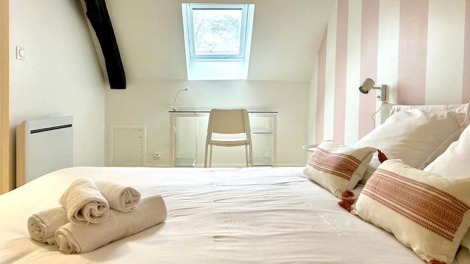 Bed, Seating area, Bedroom