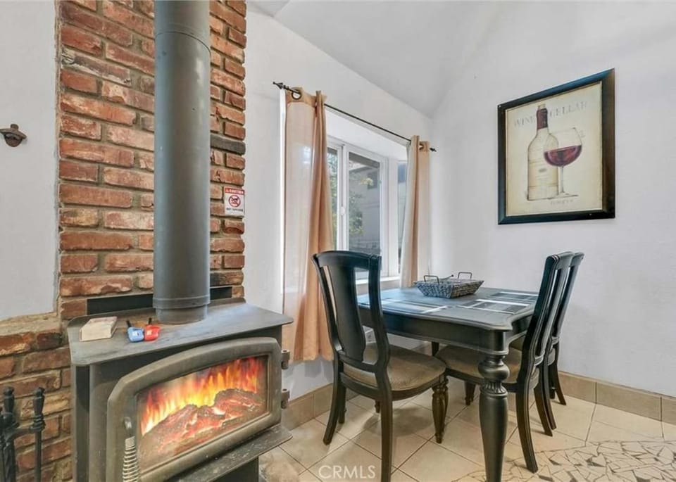 Dining area, fireplace