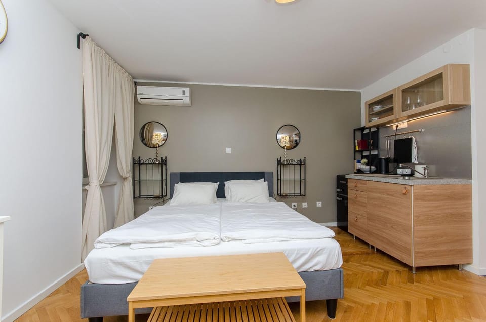 Kitchen or kitchenette, Bedroom