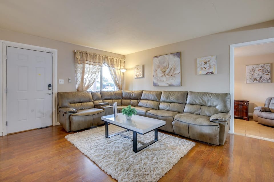 Pet-Friendly Las Vegas Home: Shared Pool & Hot Tub House in Las Vegas Strip
