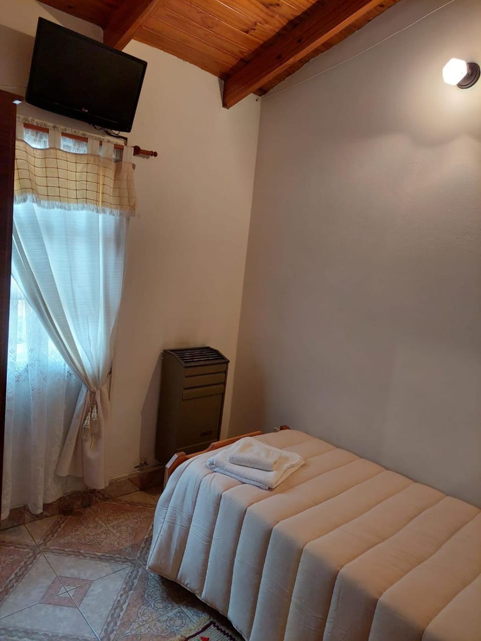 Bed, TV and multimedia, Bedroom