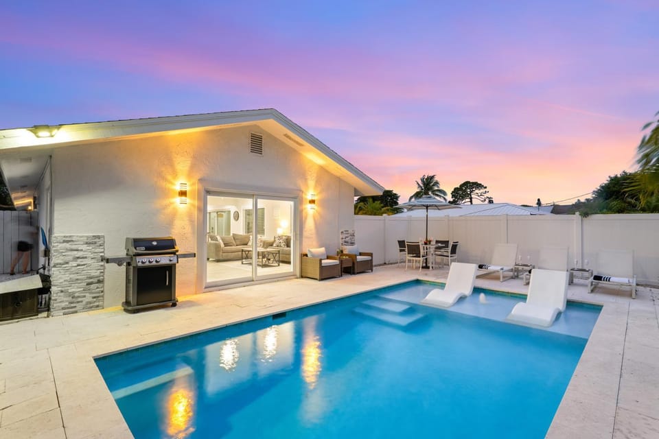 NEW Palm Tree Paradise -Close To The Beach! Beautiful Heated Pool! House in Naples Park