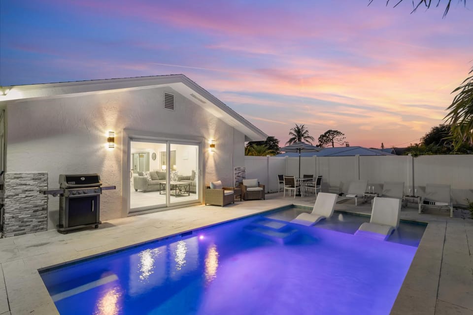 NEW Palm Tree Paradise -Close To The Beach! Beautiful Heated Pool! House in Naples Park