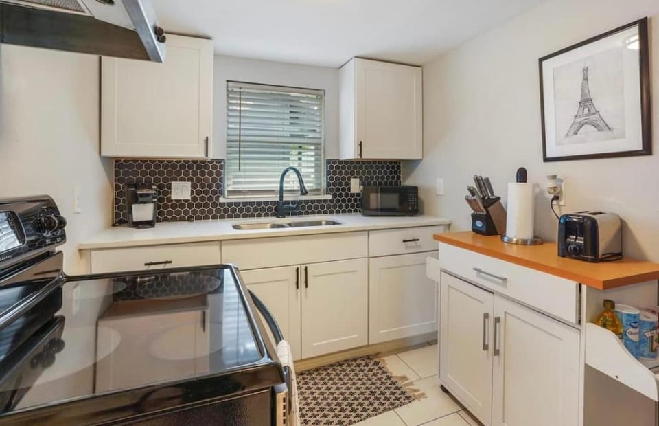 Cozy Heights 2 BD Bungalow, Walkable House in Houston
