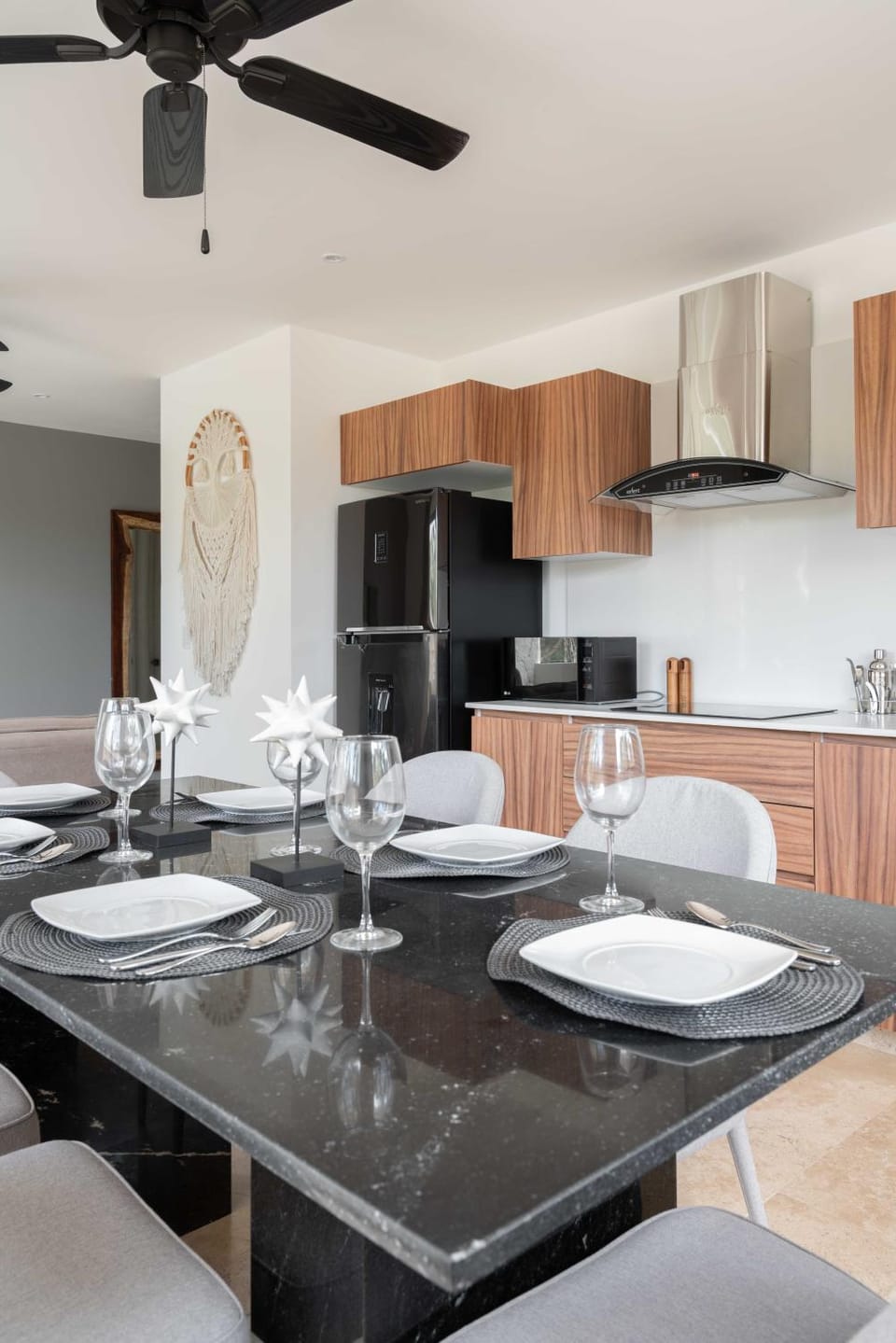 Kitchen or kitchenette, Dining area