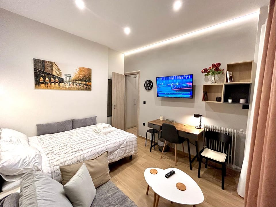 Bed, TV and multimedia, Living room, Photo of the whole room, Seating area, Bedroom, hair dresser