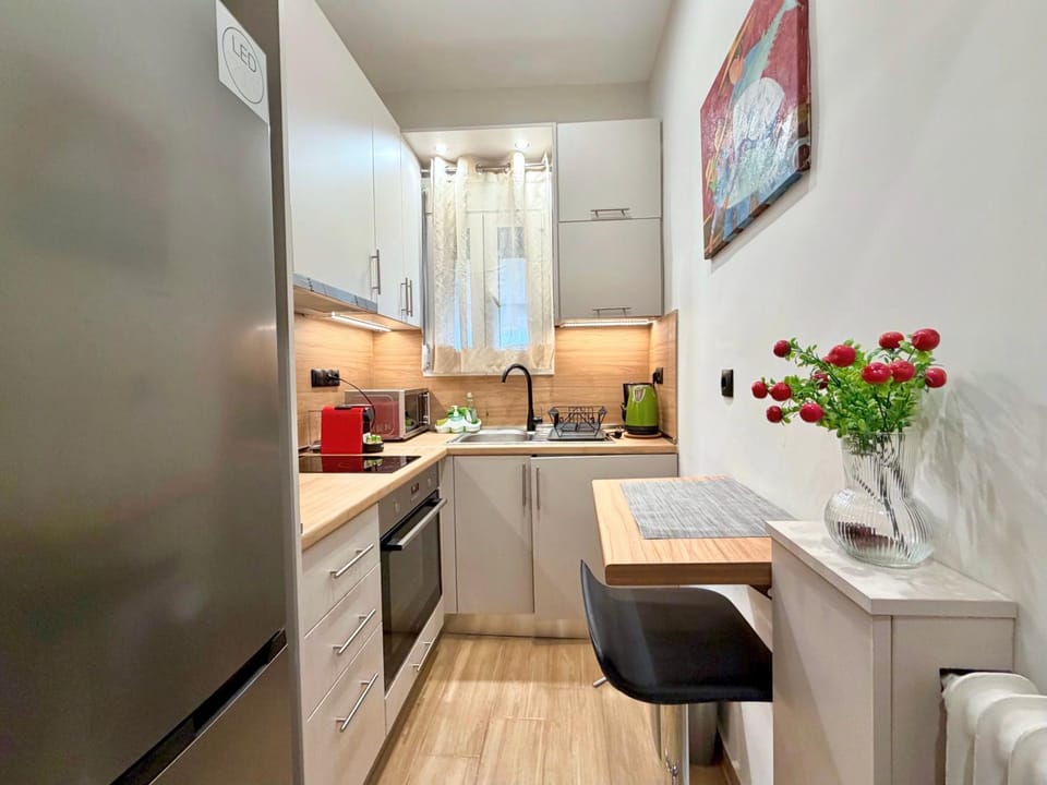 Coffee/tea facilities, Kitchen or kitchenette, Dining area, oven, stove, washing machine