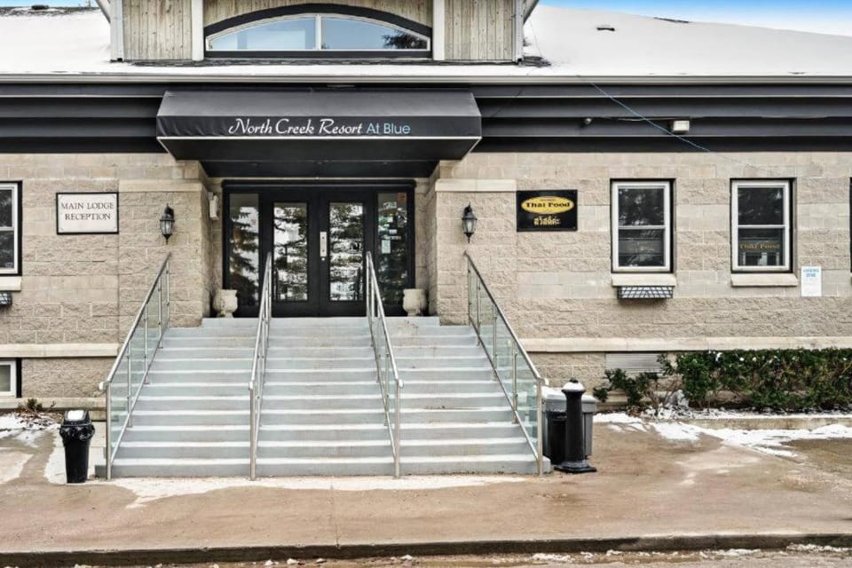 Steps to the Hill 1 Bedroom CraveTV House in Grey Highlands