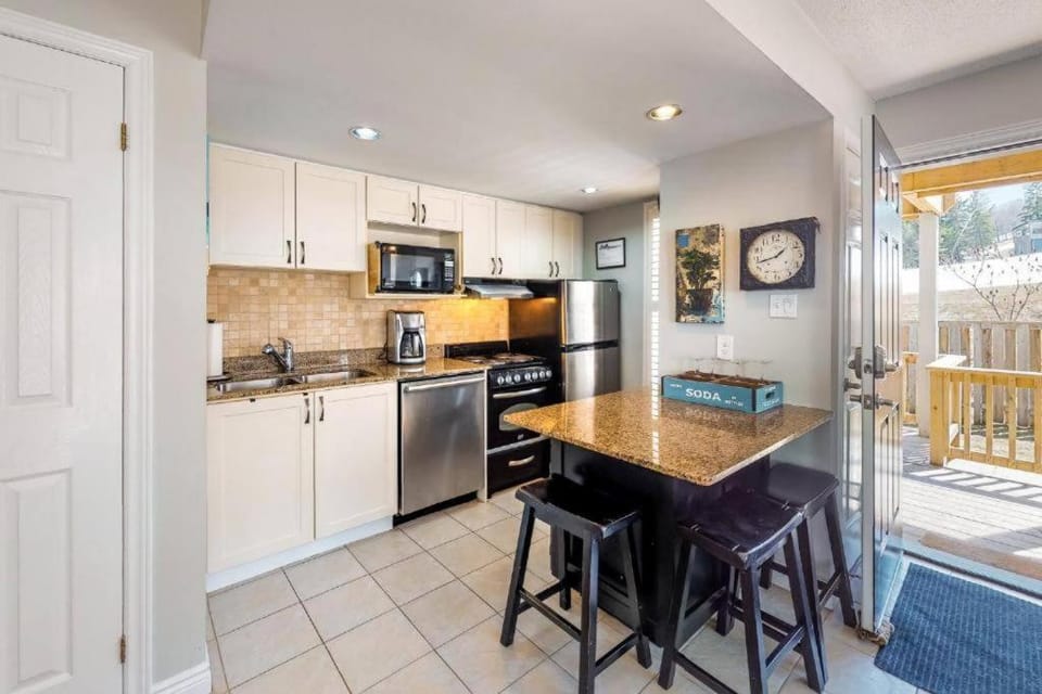 Steps to the Hill 1 Bedroom CraveTV House in Grey Highlands