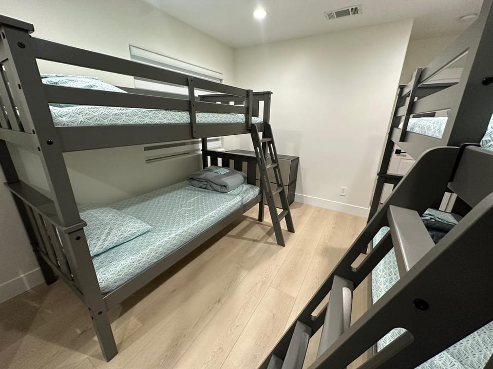 Bedroom, bunk bed