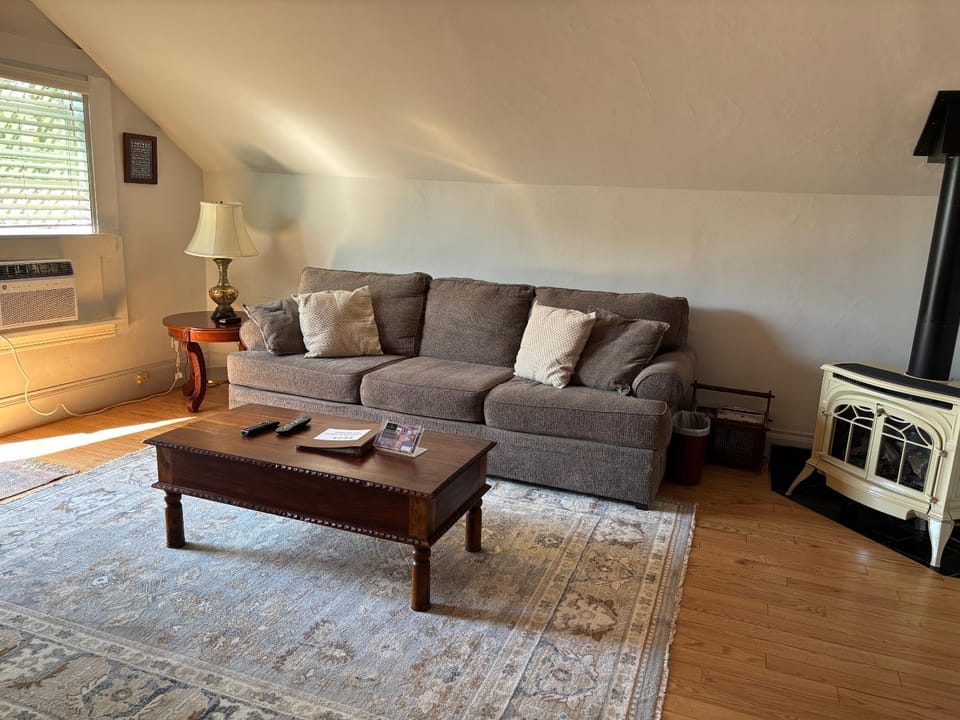 Alameda 3BR luxury Penthouse 2 blocks to downtown 3 blocks to the beach AC and 2 free parking spaces Apartment in Alameda