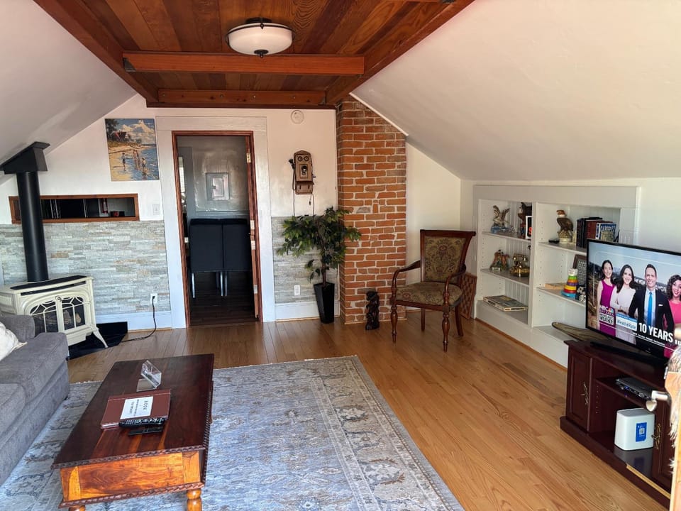 Alameda 3BR luxury Penthouse 2 blocks to downtown 3 blocks to the beach AC and 2 free parking spaces Apartment in Alameda