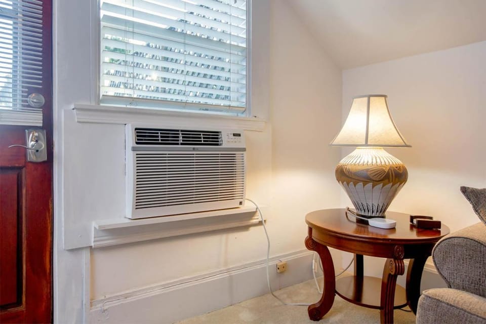 Living room, Seating area, air conditioner