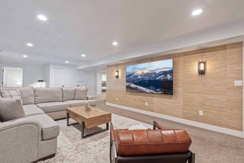 Hot Tub, Heber Home, Pet-Friendly, Games, Sleeps 13 Guest! House in Heber City