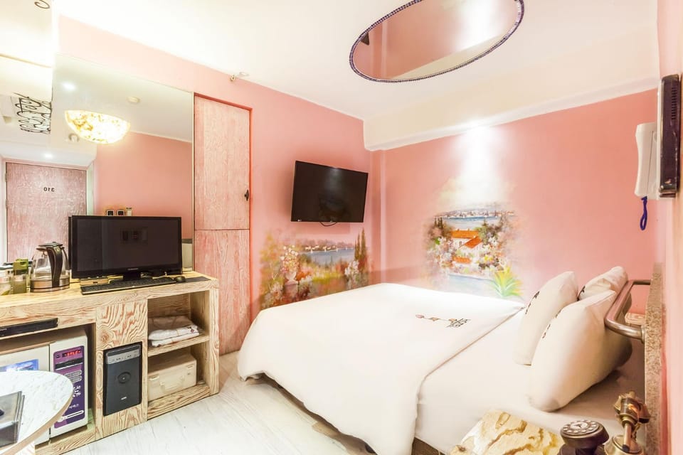 Communal lounge/ TV room, Bed, Photo of the whole room