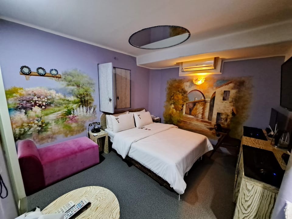Bed, TV and multimedia, Photo of the whole room
