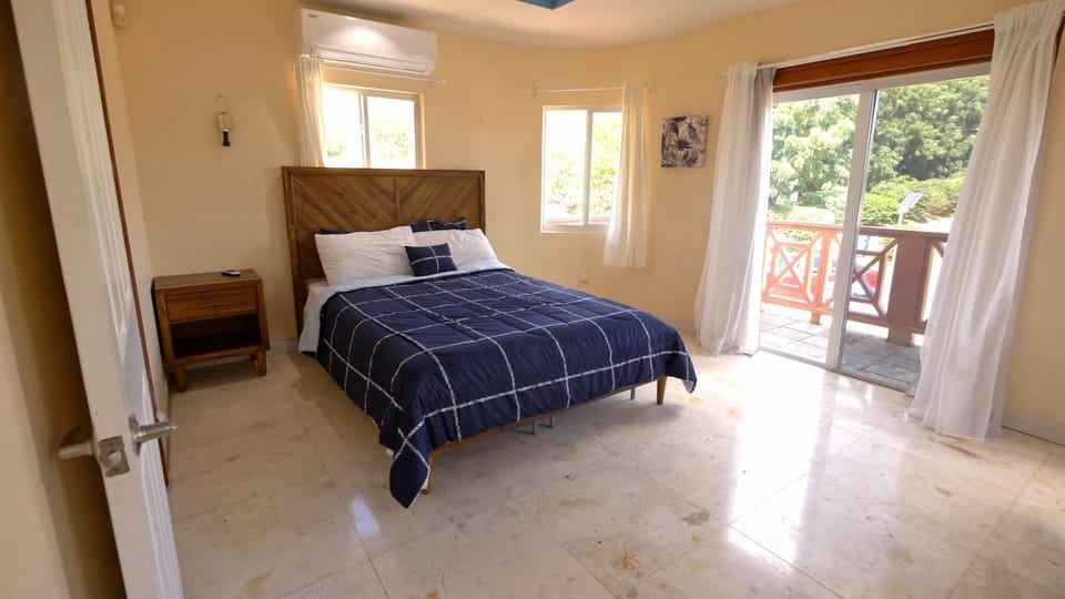 Bed, Photo of the whole room, Bedroom, air conditioner