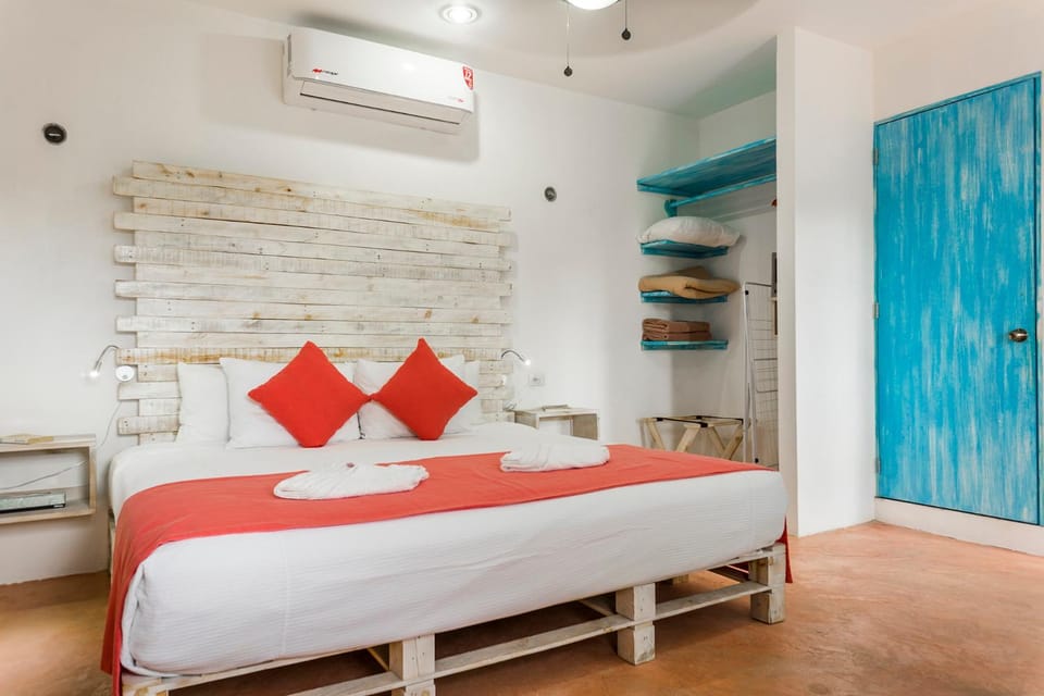 Photo of the whole room, Bedroom, air conditioner