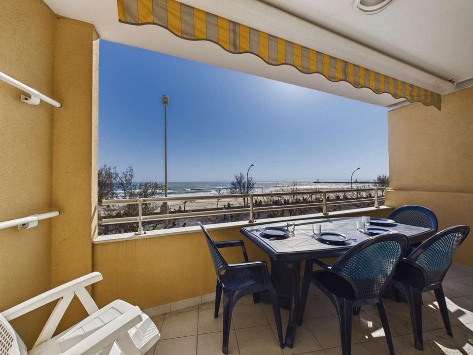 Appartement 3 pièces en bord de mer avec terrasse et parking, 6 personnes - FR-1-423-293 Apartment in Agde