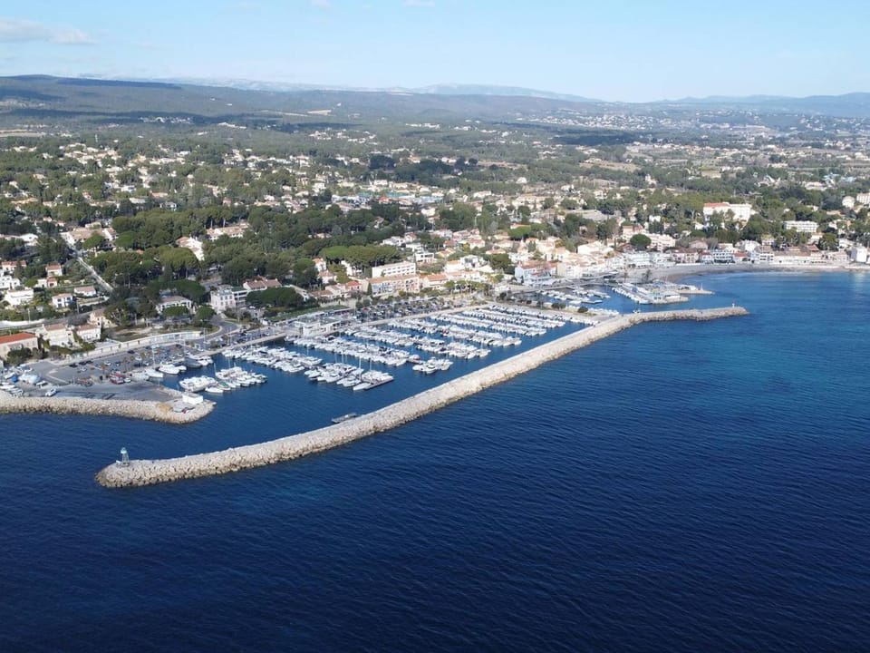 Appartement à 150m plage des Lecques, climatisé, piscine, terrasse, 2 chambres, parking - 4 étoiles - FR-1-770-29 Apartment in La Cadière-d'Azur