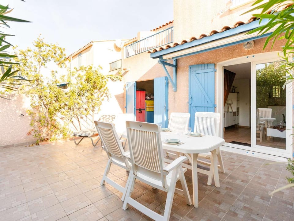 Pavillon climatisé 4 pièces avec WIFI, proche plage, terrasse, barbecue, park. privatif, animaux admis - FR-1-409-249 Villa in Gruissan