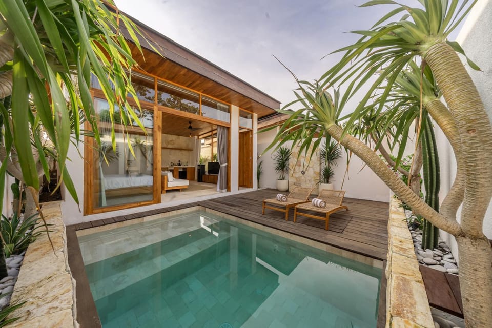 Swimming pool, sunbed
