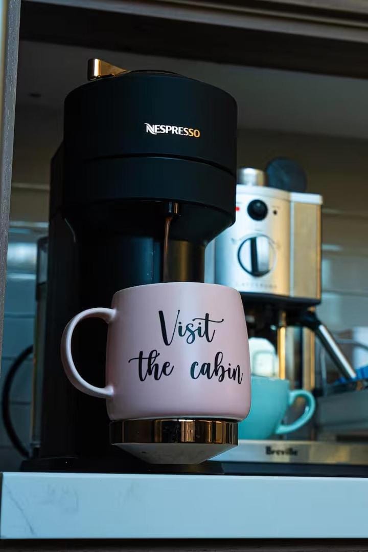 Cozy, Hot Tub, Sauna, Heated Floors, EV, Nespresso House in Muskoka Lakes