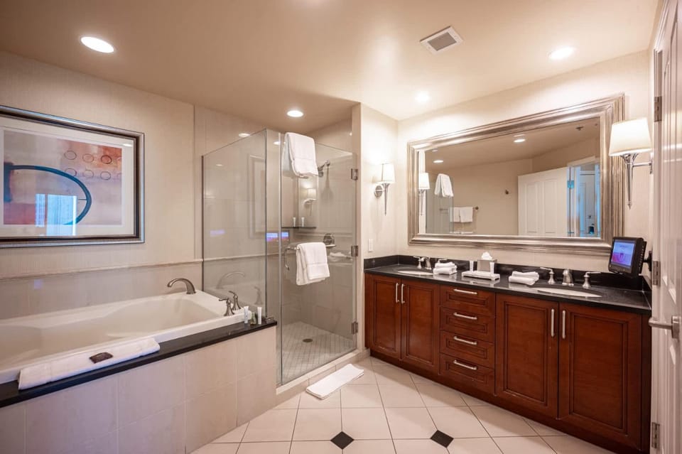 No Resort Fee Strip View Suite + Free Valet+ Pool House in Las Vegas Strip
